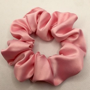 Υφασμάτινο λαστιχάκι scrunchie σατέν ροζ - ύφασμα, σατέν, για τα μαλλιά, δώρα για γυναίκες, λαστιχάκια μαλλιών - 3