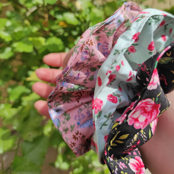 Σετ χειροποίητα μεγάλα scunchies σε floral χρώματα - λαστιχάκια μαλλιών, φλοράλ, ανοιξιάτικο - 2