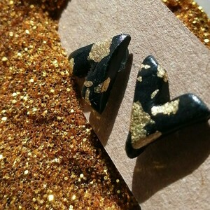 Καρφωτά σκουλαρίκια με φύλλα χρυσου 23,75 καράτια χρυσό Ιταλίας Manetti και πολυμερικό πηλό χειροποίητα σχέδιο : μαύρα χρυσά - χρυσό, πηλός, μικρά, ατσάλι, καρφάκι - 2