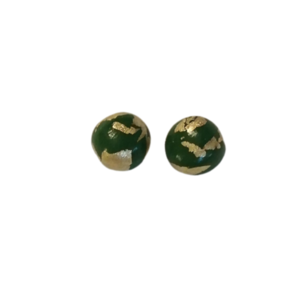 Καρφωτά σκουλαρίκια από φύλλα χρυσου 23,75 καράτια χρυσό Ιταλίας Manetti και πολυμερικό πηλό χειροποίητα σχέδιο : πράσινες χρυσές μπάλες - μικρά, χειροποίητα, πηλός, χρυσό, καρφάκι