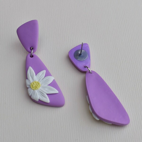 "Daisies on lilac"- Χειροποίητα καρφωτά σκουλαρίκια με μαργαρίτες (πηλός, ατσάλι) (5,5εκ.) - πηλός, λουλούδι, ατσάλι, boho, κρεμαστά - 4
