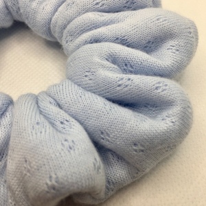 Υφασμάτινο λαστιχάκι scrunchie baby blue - ύφασμα, για τα μαλλιά, λαστιχάκια μαλλιών - 2