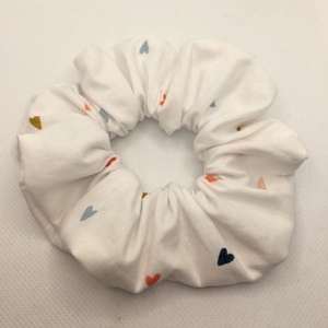 Λευκό με καρδιές υφασμάτινο λαστιχάκι scrunchie - ύφασμα, καρδιά, δώρα για γυναίκες, λαστιχάκια μαλλιών - 3