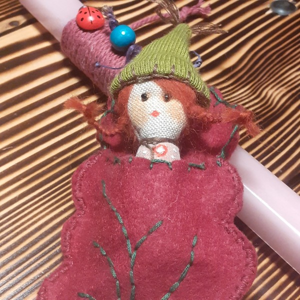 Λαμπάδα pocket doll "Κάμπια σε κόκκινο φύλλο" - κορίτσι, λαμπάδες, για παιδιά, κούκλες - 3