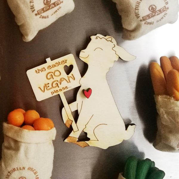 Ξύλινος μαγνήτης κατσικάκι "Go Vegan" - χάραξη, διακοσμητικά, vegan friendly, ζωάκια - 2