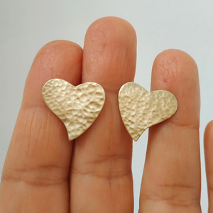 Χρυσόχρωμα σφυρήλατα καρφωτά χειροποίητα σκουλαρίκια καρδιάς - ορείχαλκος, καρδιά, σε αγαπώ, καρφωτά, faux bijoux - 3
