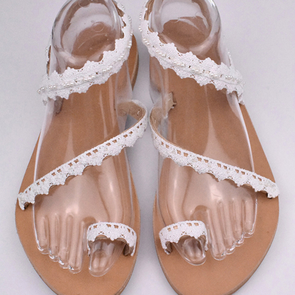 Νυφικά Δερμάτινα σανδάλια σε μινιμαλιστικό στυλ άσπρου χρώματος - δέρμα, minimal, πέρλες, νυφικά, φλατ, ankle strap