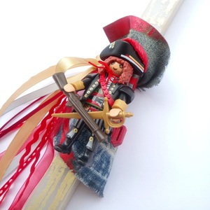 Λαμπάδα Πειρατής με Μαύρο Καπέλο Κόκκινο Φτερό και σπαθιά Τετράγωνη Γκρι 30cm - αγόρι, λαμπάδες, για παιδιά, παιχνιδολαμπάδες - 2