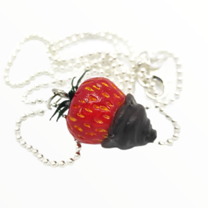 Κολιέ φράουλα βουτηγμένη σε Πραλίνα,χειροποίητα κοσμήματα μινιατούρες φρούτων και απομίμησης φαγητού απο πολυμερικό πηλό Mimitopia - γυναικεία, πηλός, χειροποίητα, μινιατούρες φιγούρες