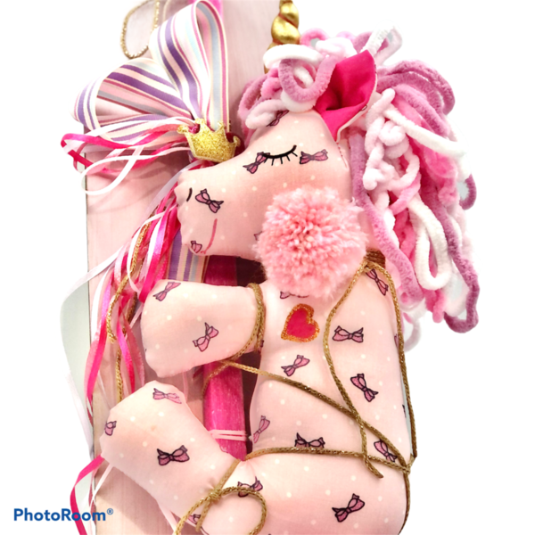 Αρωματική Λαμπαδα με πλάτη ξυλινη και μονοκερο σε ύφασμα ροζ με φούξια φιογκακια - κορίτσι, λαμπάδες, μονόκερος, για παιδιά, για μωρά