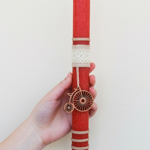 Χειροποίητη κόκκινη αρωματική πασχαλινή λαμπάδα με ξύλινο στοιχείο ποδήλατο (2,8x30cm) - λαμπάδες, χειροποίητα, αρωματικές λαμπάδες, φθηνά - 2