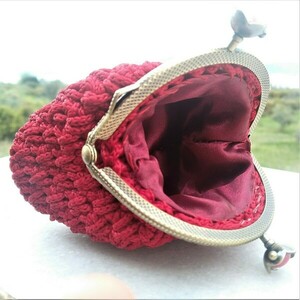 Red purse/ Πλεκτό πορτοφολάκι με ιδιαίτερο λουλουδένιο κλείσιμο - πλεκτό, λουλούδι, πορτοφόλια κερμάτων - 4