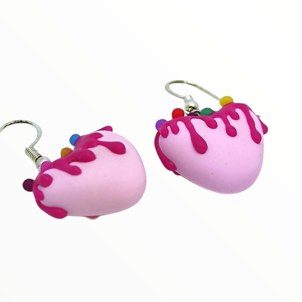Σκουλαρίκια ροζ σοκολατάκια σε σχήμα καρδιάς (pink chokolate hearts earrings),χειροποίητα κοσμήματα απομίμησης φαγητού απο πολυμερικό πηλό Mimitopia - καρδιά, πηλός, χειροποίητα, γλυκά - 2
