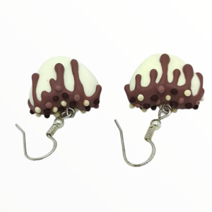 Σκουλαρίκια σοκολατάκια με λευκή σοκολάτα σε σχήμα καρδιάς (chokolate hearts earrings),χειροποίητα κοσμήματα απομίμησης φαγητού απο πολυμερικό πηλό Mimitopia - καρδιά, πηλός, χειροποίητα, γλυκά - 4
