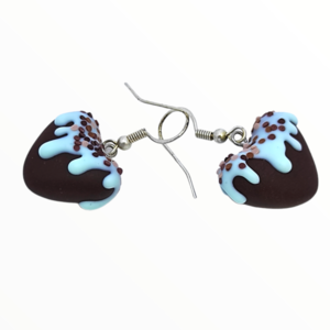 Σκουλαρίκια σοκολατάκια με γαλάζιο γλάσο σε σχήμα καρδιάς (chokolate hearts earrings),χειροποίητα κοσμήματα απομίμησης φαγητού απο πολυμερικό πηλό Mimitopia - καρδιά, πηλός, χειροποίητα, γλυκά - 2