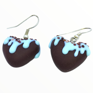 Σκουλαρίκια σοκολατάκια με γαλάζιο γλάσο σε σχήμα καρδιάς (chokolate hearts earrings),χειροποίητα κοσμήματα απομίμησης φαγητού απο πολυμερικό πηλό Mimitopia - καρδιά, πηλός, χειροποίητα, γλυκά - 3
