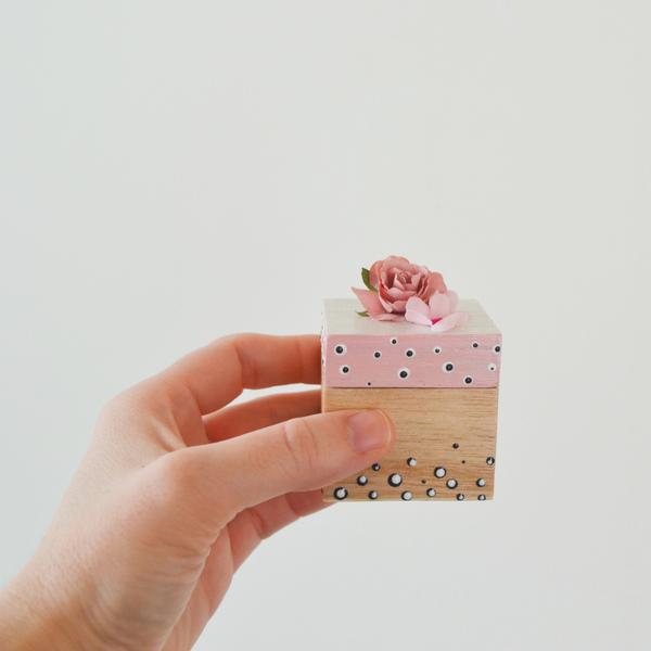 Ξύλινο, τετράγωνο κουτάκι κοσμημάτων, μεγέθους 5x5 εκατοστών, ζωγραφισμένο στο χέρι - κορίτσι, οργάνωση & αποθήκευση, romantic - 3