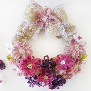 Στεφάνι ανοιξιάτικο με χειροποίητα μοβ και ροζ λουλούδια από κορδέλες-λινάτσες. Διαμ. 25cm - ανοιξιάτικο, στεφάνια, λουλούδια
