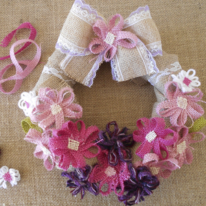Στεφάνι ανοιξιάτικο με χειροποίητα μοβ και ροζ λουλούδια από κορδέλες-λινάτσες. Διαμ. 25cm - ανοιξιάτικο, στεφάνια, λουλούδια - 4