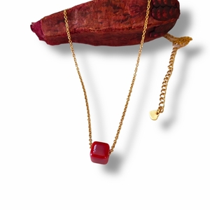 Ατσάλινο κολιέ με κόκκινο κυβάκι - charms, επιχρυσωμένα, κοντά, ατσάλι - 2