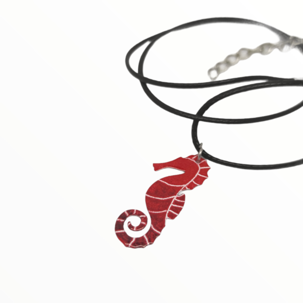 Χειροποίητο Κολιέ κόκκινος ιππόκαμπος βαμμένο με Σμάλτο, χειροποίητα κοσμήματα σμάλτου απο τη mimitopia - δέρμα, γυαλί, σμάλτος, boho - 4