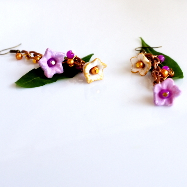 Σκουλαρίκια κρεμαστά με Λουλούδια Λιλά και Λευκά - ζωγραφισμένα στο χέρι, πηλός, λουλούδι, κρεμαστά - 4