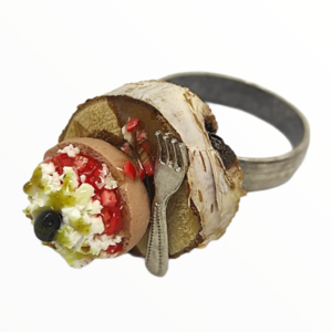Χειροποίητο Δαχτυλίδι παραδοσιακός ελληνικός ντάκος σε ξύλινο κορμό,κοσμήματα απομίμησης γλυκών, χειροποίητα κοσμήματα μινιατούρες πολυμερικού πηλού Mimitopia - πηλός, boho, φαγητό, αυξομειούμενα - 3