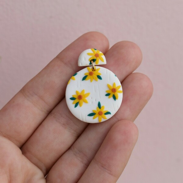 "Yellow daisies"- Χειροποίητα καρφωτά σκουλαρίκια με μαργαρίτες (πηλός, αρζαντό) (3,5εκ.) - πηλός, λουλούδι, μικρά, boho, κρεμαστά - 3