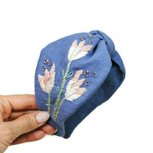 Χειροποίητη φλοράλ στέκα με κέντημα στο χέρι σε μπλε λινό ύφασμα με λεπτομέρειες από ροζ χάντρες / Handmade floral embroidery headband in blue linen cloth . - ύφασμα, φλοράλ, στέκες - 3
