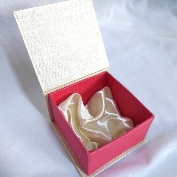 Μπομπονιέρα γάμου-αρραβώνα-βάπτισης μπιζουτιέρα ιβουάρ-ροζ από σκληρό χαρτοπολτό με σατέν επένδυση 7,5×7,5×4cm vol2 - γάμου - 3