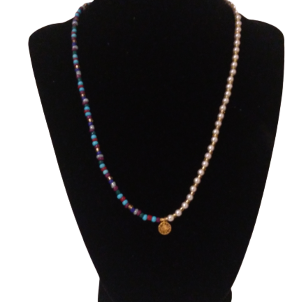 Πολύχρωμο κολιέ με πέρλες και φλουρί - charms, χάντρες, φλουριά, πέρλες, seed beads, επιχρυσωμένο στοιχείο - 2