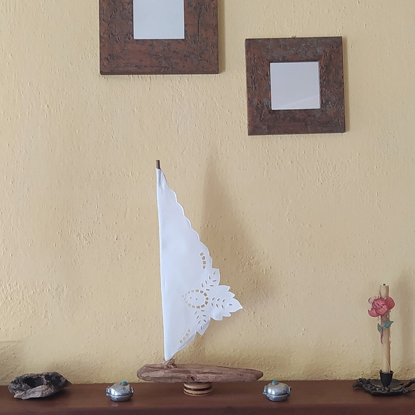 Καράβι επιτραπέζιο από θαλασσόξυλο και πανί από λευκό ύφασμα με κοφτό σχέδιο. - ύφασμα, καράβι, διακοσμητικά, επιτραπέζια - 2