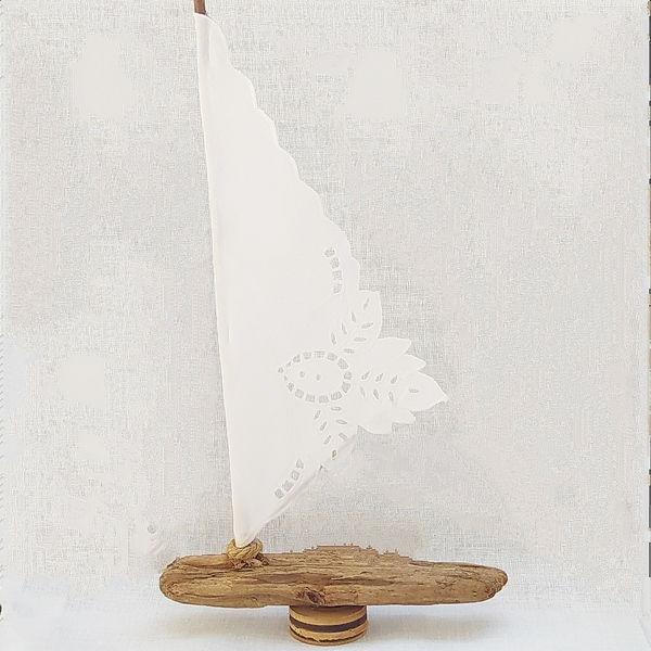 Καράβι επιτραπέζιο από θαλασσόξυλο και πανί από λευκό ύφασμα με κοφτό σχέδιο. - ύφασμα, καράβι, διακοσμητικά, επιτραπέζια