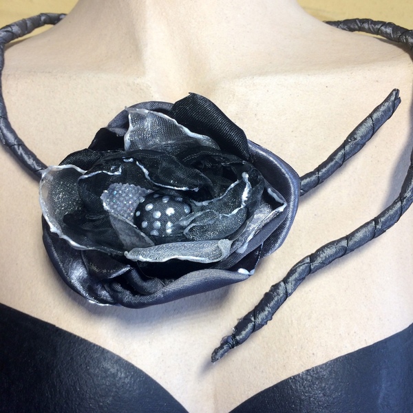 Χειροποίητο υφασμάτινο κολιέ Σπιράλ Λουλούδι μαύρο-γκρι - ύφασμα, romantic, κοντά, λουλούδι, μεγάλα - 4