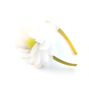 Παιδική Σατέν Στέκα Μαλλιών Κίτρινη με Λευκό Λουλούδι και Πον Πον από κασμίρ 12 x14 εκ - pom pom, λουλουδάτο, στέκες μαλλιών παιδικές, αξεσουάρ μαλλιών, στέκες