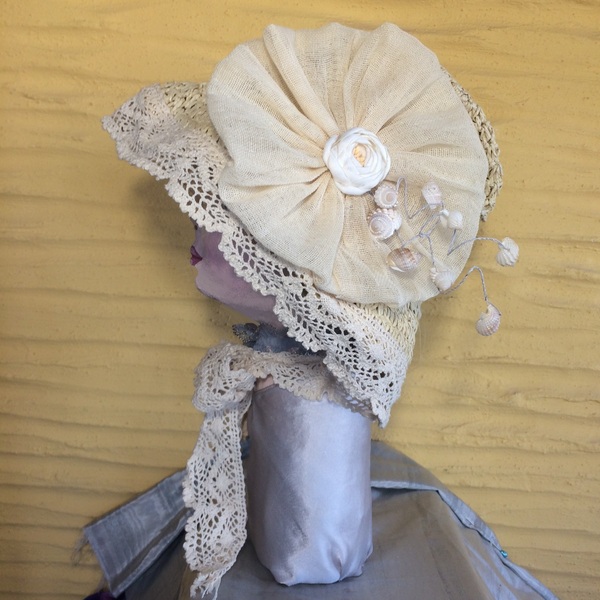 Παιδικό εκρού ψάθινο καπελάκι με δαντελένιο δέσιμο,στολισμένο με λουλούδι και κοχύλια - δαντέλα, κοχύλι, λουλουδάτο, καπέλα, ψάθινα - 2