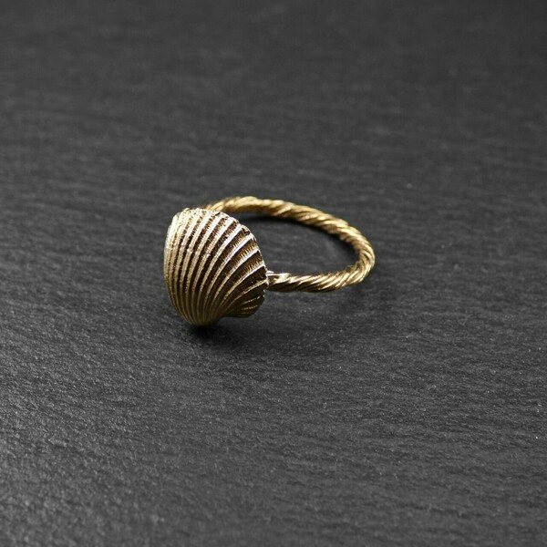 " Golden Seashell " - Xειροποίητο επίχρυσο 18Κ δαχτυλίδι με στριφτή γάμπα και ένα κοχύλι. - ορείχαλκος, επιχρυσωμένα, μικρά, κοχύλι, θάλασσα - 3