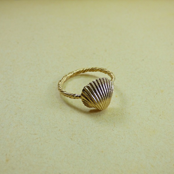 " Golden Seashell " - Xειροποίητο επίχρυσο 18Κ δαχτυλίδι με στριφτή γάμπα και ένα κοχύλι. - ορείχαλκος, επιχρυσωμένα, μικρά, κοχύλι, θάλασσα - 4