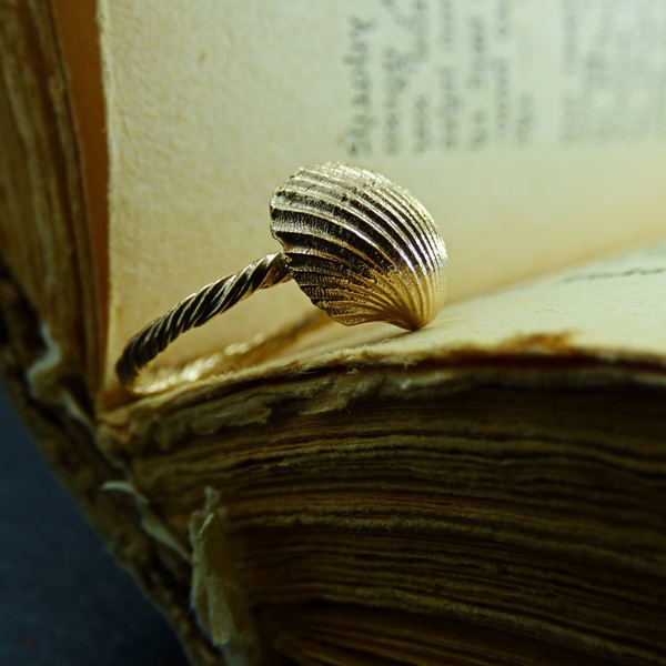 " Golden Seashell " - Xειροποίητο επίχρυσο 18Κ δαχτυλίδι με στριφτή γάμπα και ένα κοχύλι. - επιχρυσωμένα, ορείχαλκος, κοχύλι, θάλασσα, μικρά - 5