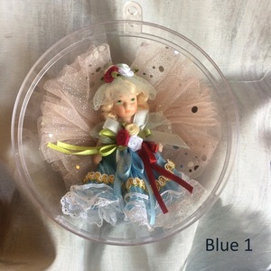 Διακοσμητικό κρεμαστό γαλάζιο κουκλάκι μινιατούρα σε μπάλα πλέξιγκλας - κορίτσι, διακοσμητικά, μινιατούρες φιγούρες, δωμάτιο παιδιών - 3