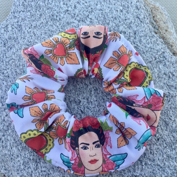 Υφασμάτινο λαστιχάκι scrunchie "Frida" - ύφασμα, για τα μαλλιά, frida kahlo, λαστιχάκια μαλλιών - 5