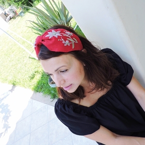 Χειροποίτη φλοράλ στέκα με κέντημα στο χέρι σε κοκκινο λινό ύφασμα σε vintage στυλ / Handmade floral embroidery headband in red linen cloth . - ύφασμα, για τα μαλλιά, στέκες - 5