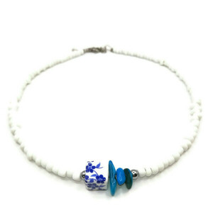 Κολιέ κοντό / Choker με μπλε chips κοχυλιού, κεραμικό κύβο με λουλούδια και σμάλτο και μικρές χάντρες λευκές κοντερίες - ημιπολύτιμες πέτρες, τσόκερ, boho, κύβος, seed beads