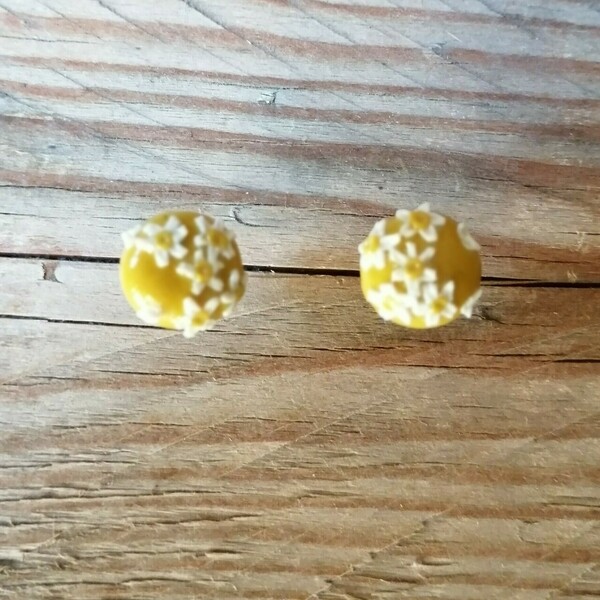 Σκουλαρίκια από πολυμερικό πηλό χειροποίητα σε κίτρινο φόντο με μαργαρίτες - πηλός, λουλούδι, μικρά, ατσάλι, καρφάκι - 2