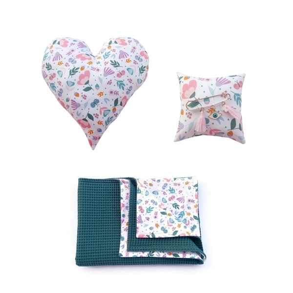Baby Gift Box Βρεφική Πικέ Κουβέρτα διπλής όψεως Πράσινη με Λουλούδια 1 x 0.70 εκ Oeko-Tex 1 σετ των τριών με μαξιλάρι καρδιά και φυλαχτό - κορίτσι, σετ δώρου, φυλαχτά, μαξιλάρια