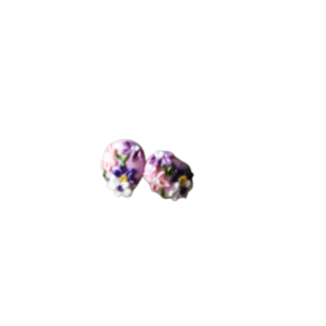 Σκουλαρίκια από πολυμερικό πηλό χειροποίητα σε μωβ φόντο με μαργαρίτες - πηλός, λουλούδι, καρφωτά, μικρά, καρφάκι