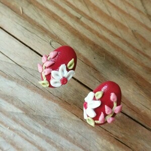 Σκουλαρίκια από πολυμερικό πηλό χειροποίητα σε κόκκινο φόντο με μαργαρίτες - πηλός, λουλούδι, καρφωτά, μικρά, καρφάκι - 3