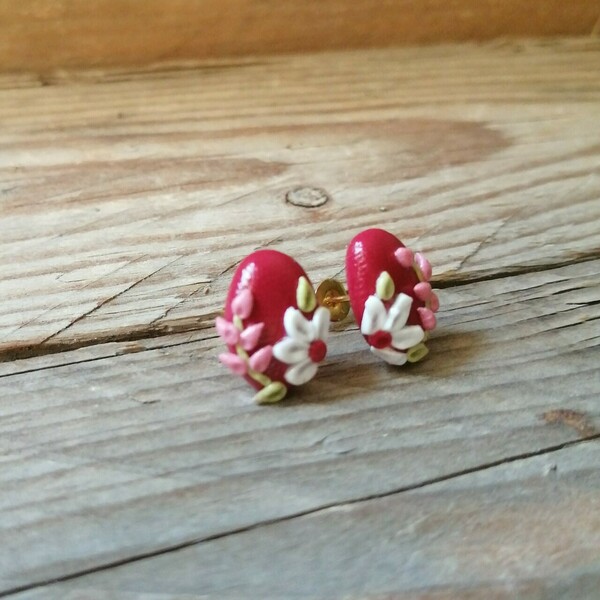 Σκουλαρίκια από πολυμερικό πηλό χειροποίητα σε κόκκινο φόντο με μαργαρίτες - πηλός, λουλούδι, καρφωτά, μικρά, καρφάκι - 4