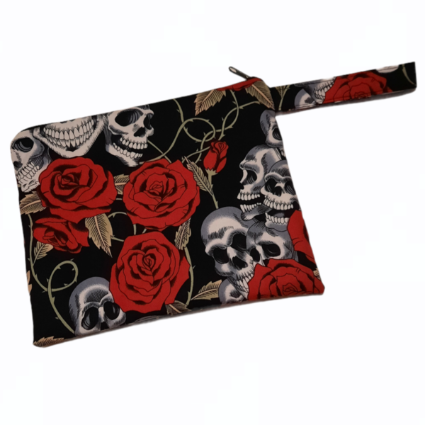 Τσαντάκι - νεσεσέρ μαύρο με νεκροκεφαλές και κόκκινα λουλουδια, διαστάσεις 23x19cm - ύφασμα, halloween, χειρός, ταξιδίου