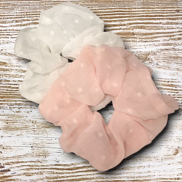 Σετ 2 τεμ. χειροποίητα scrunchies σε παλ αποχρώσεις λευκού ροζ - λαστιχάκια μαλλιών - 2